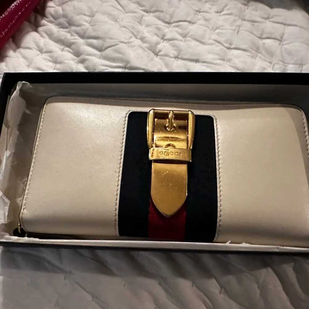 Authentic GUCCI Sylvie cream leather and stripe gold buckle wallet - Picture 7 of 16